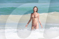 PEOPLE - Alessandra Ambrosio heute im rosa Netz-Bkini