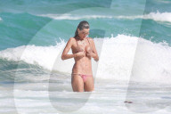 PEOPLE - Alessandra Ambrosio heute im rosa Netz-Bkini