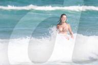 PEOPLE - Alessandra Ambrosio heute im rosa Netz-Bkini