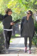 PEOPLE - Jennifer Garner spaziert durch die Nachbarschaft