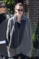 PEOPLE - Jennifer Garner spaziert durch die Nachbarschaft
