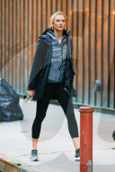 PEOPLE - Karlie Kloss im West Village unterwegs