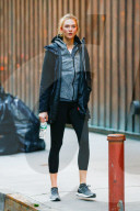 PEOPLE - Karlie Kloss im West Village unterwegs