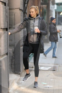 PEOPLE - Karlie Kloss im West Village unterwegs