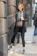 PEOPLE - Karlie Kloss im West Village unterwegs