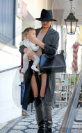 PEOPLE - Chrissy Teigen geht mit ihren Liebsten in Au Fudge essen
