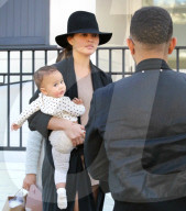 PEOPLE - Chrissy Teigen geht mit ihren Liebsten in Au Fudge essen