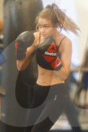 PEOPLE - Gigi Hadid schlägt zu