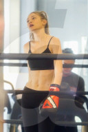 PEOPLE - Gigi Hadid schlägt zu