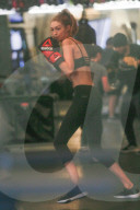 PEOPLE - Gigi Hadid schlägt zu