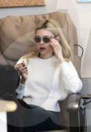 PEOPLE - Nicola Peltz lässt sich im Nagelstudio verwöhnen