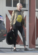 PEOPLE - Malin Akerman hat ein smiley auf der Brust