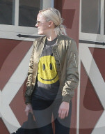 PEOPLE - Malin Akerman hat ein smiley auf der Brust