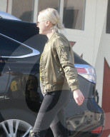 PEOPLE - Malin Akerman hat ein smiley auf der Brust