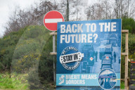 NEWS - Brexit: Schilder an der Grenze zwischen Irland und Nordirland