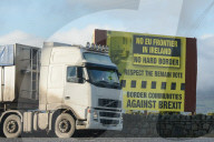 NEWS - Brexit: Schilder an der Grenze zwischen Irland und Nordirland
