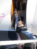 PEOPLE - Kim Kardashian trägt ihre Gucci-Tasche selbst beim Verlassen ihres Privatjets