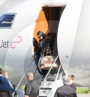 PEOPLE - Kim Kardashian trägt ihre Gucci-Tasche selbst beim Verlassen ihres Privatjets