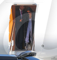 PEOPLE - Kim Kardashian trägt ihre Gucci-Tasche selbst beim Verlassen ihres Privatjets