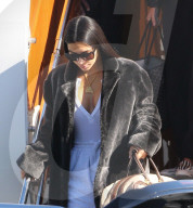 PEOPLE - Kim Kardashian trägt ihre Gucci-Tasche selbst beim Verlassen ihres Privatjets