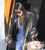 PEOPLE - Kim Kardashian trägt ihre Gucci-Tasche selbst beim Verlassen ihres Privatjets