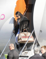 PEOPLE - Kim Kardashian trägt ihre Gucci-Tasche selbst beim Verlassen ihres Privatjets