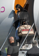 PEOPLE - Kim Kardashian trägt ihre Gucci-Tasche selbst beim Verlassen ihres Privatjets