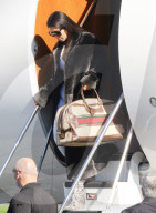 PEOPLE - Kim Kardashian trägt ihre Gucci-Tasche selbst beim Verlassen ihres Privatjets