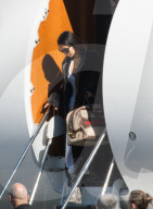 PEOPLE - Kim Kardashian trägt ihre Gucci-Tasche selbst beim Verlassen ihres Privatjets