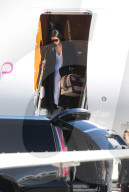 PEOPLE - Kim Kardashian trägt ihre Gucci-Tasche selbst beim Verlassen ihres Privatjets