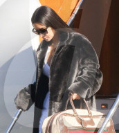 PEOPLE - Kim Kardashian trägt ihre Gucci-Tasche selbst beim Verlassen ihres Privatjets