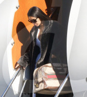 PEOPLE - Kim Kardashian trägt ihre Gucci-Tasche selbst beim Verlassen ihres Privatjets