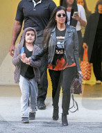 PEOPLE - Kourtney Kardashian bringt Klein Mason zum Kunstunterricht