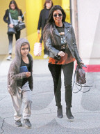 PEOPLE - Kourtney Kardashian bringt Klein Mason zum Kunstunterricht