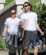 PEOPLE - Schwangere Amanda Seyfried und Freund Thomas gehen mit dem Hund Gassi