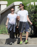 PEOPLE - Schwangere Amanda Seyfried und Freund Thomas gehen mit dem Hund Gassi