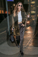 PEOPLE - Gigi Hadid bauchfrei bei eisigen Temperaturen in New York unterwegs