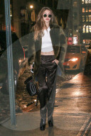 PEOPLE - Gigi Hadid bauchfrei bei eisigen Temperaturen in New York unterwegs