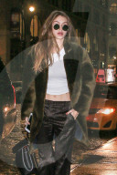 PEOPLE - Gigi Hadid bauchfrei bei eisigen Temperaturen in New York unterwegs