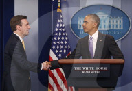 NEWS - Washington: Obama überrascht Pressesprecher Josh Earnest
