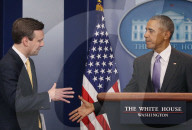 NEWS - Washington: Obama überrascht Pressesprecher Josh Earnest