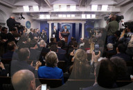 NEWS - Washington: Obama überrascht Pressesprecher Josh Earnest