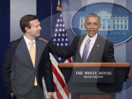 NEWS - Washington: Obama überrascht Pressesprecher Josh Earnest