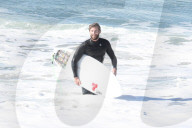 PEOPLE - Liam Hemsworth stürzt sich in die Wellen von Malibu