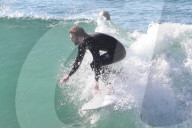 PEOPLE - Liam Hemsworth stürzt sich in die Wellen von Malibu