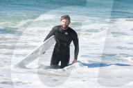PEOPLE - Liam Hemsworth stürzt sich in die Wellen von Malibu
