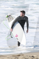 PEOPLE - Liam Hemsworth stürzt sich in die Wellen von Malibu