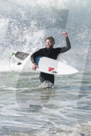 PEOPLE - Liam Hemsworth stürzt sich in die Wellen von Malibu