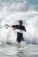PEOPLE - Liam Hemsworth stürzt sich in die Wellen von Malibu