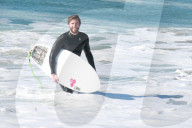 PEOPLE - Liam Hemsworth stürzt sich in die Wellen von Malibu